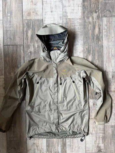 Pre-owned Arc'teryx Vintage 2003 Arcteryx Theta Ar Gore-tex Jacket Size L In Sand