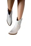 Arider Girl Dulcie Boot In White In White