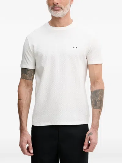Armani Exchange 로고 자수 텍스처 티셔츠 In White