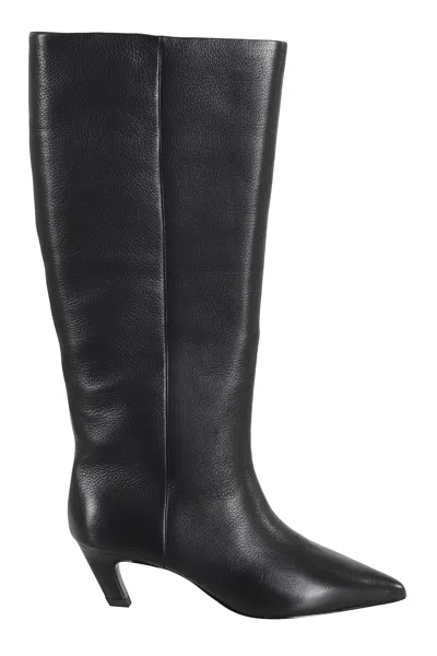 Ash Spalla In Black