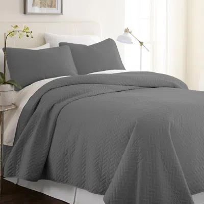 Ashley Ienjoy Home Herring Patterned Twin/twin Xl Quilted Coverlet Set In Gray