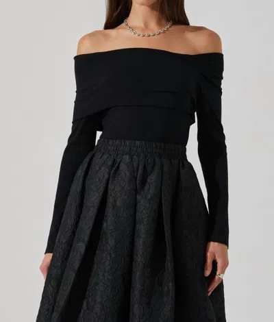 Astr Jada Off Shoulder Top In Black