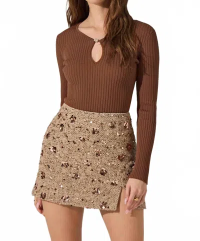 Astr Lynly Ribbed Keyhole Sweater In Nutmeg In Brown