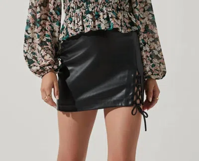 Astr Prudence Top In Black/gold