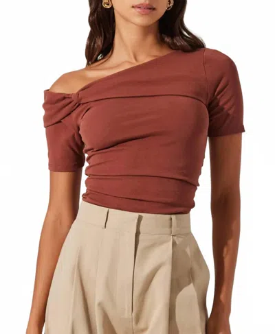 ASTR SAYLAH OFF SHOULDER TWIST TOP IN BROWN