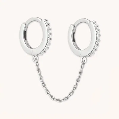 Astrid &amp; Miyu Chain Link Huggies In Silver In White