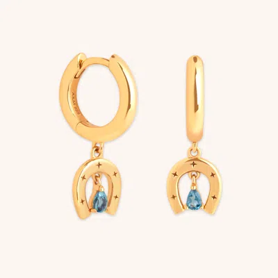 Astrid &amp; Miyu Horseshoe Charm Huggies In Gold