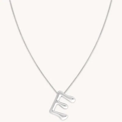 Astrid &amp; Miyu Initial Pendant Necklace E In Silver In Metallic