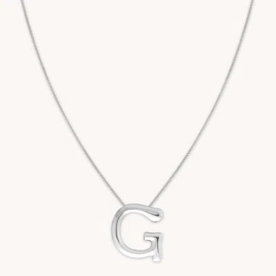 Astrid &amp; Miyu Initial Pendant Necklace G In Silver In Metallic