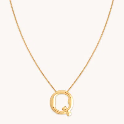 Astrid &amp; Miyu Initial Pendant Necklace Q In Gold