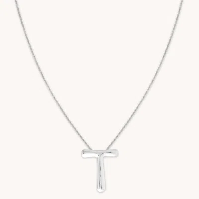 Astrid &amp; Miyu Initial Pendant Necklace T In Silver In White