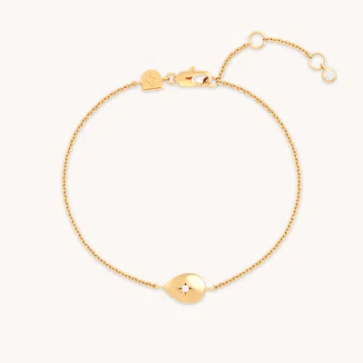 Astrid &amp; Miyu Pear Charm Bracelet In Gold