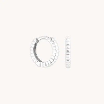 Astrid &amp; Miyu Ridged Huggies In Solid White Gold