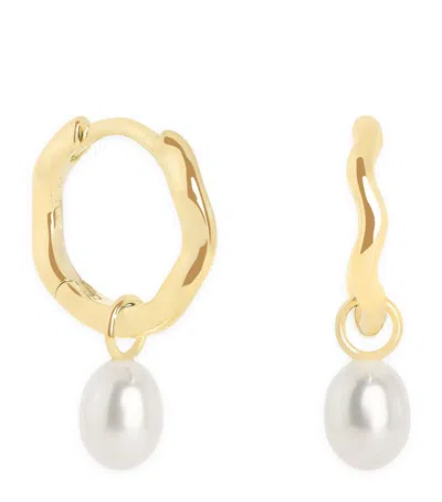 Astrid & Miyu Yellow Gold And Pearl Wave Huggie Earrings In Pink