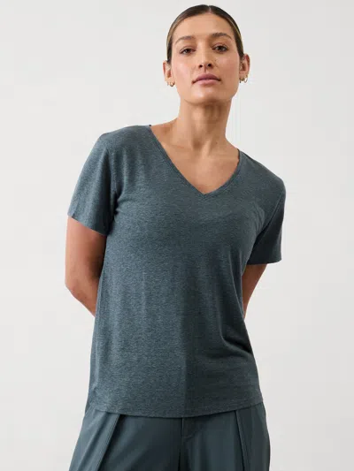 Athleta Getaway Linen Blend V-neck Tee In Eden