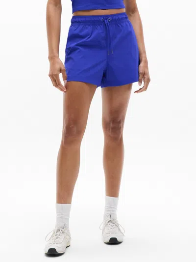 Athleta Midday Mid Rise Short In Varsity