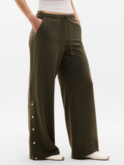 Athleta Mvp Mid Rise Snap Pant In Green