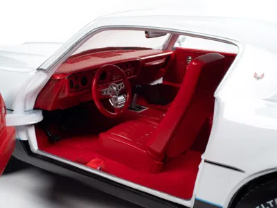 Autoworld 1977 Pontiac Firebird Formula Cameo White With Red Interior "american Muscle" Series 1/18 Diecast Mo