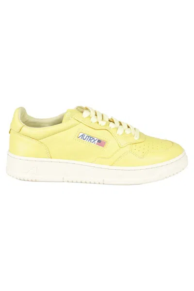 Autry 01 Low Top Sneakers In Yellow