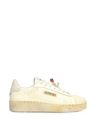 Autry Dallas Vint Low Rose-brooch Sneakers In Black