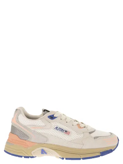 Autry Hyperway Low Mesh/suede Wht/peach Pnk In Multi