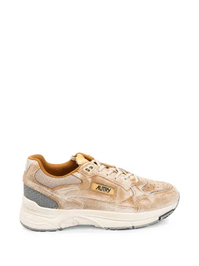Autry Hyperway Super Vintage Sneakers In Milkshake And Silver Suede In Gold