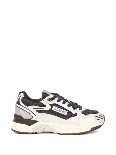 Autry Lace-up Flat Sneakers In Black