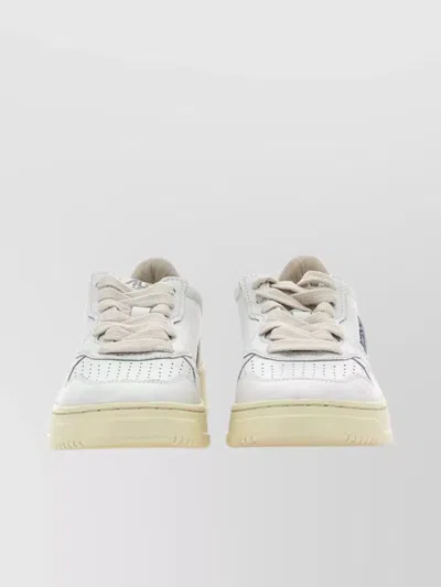 Autry "ld06" Leather Sneakers With Iconic Side Flag In White
