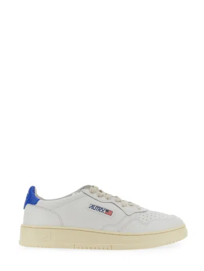 Autry Low Medialist Sneakers In White/light Blue