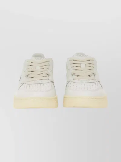 Autry Low Top Sneakers With Contrast Heel Tab In White