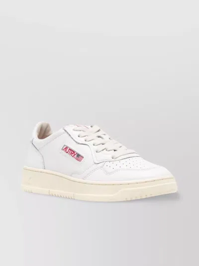 Autry Low Top Sneakers With Contrasting Branded Heel In White