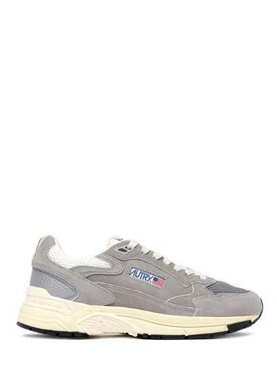 Autry Low-top Sneakers In Suede And Mesh With Cream Sole In Gray