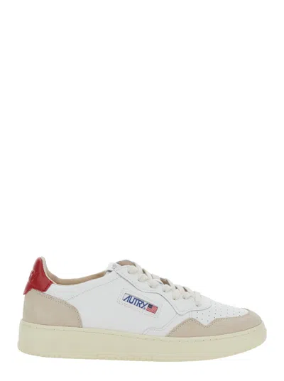 AUTRY MEDALIST LOW WHITE SNEAKERS WITH NAVY BLUE HEEL TAB IN LEATHER MAN