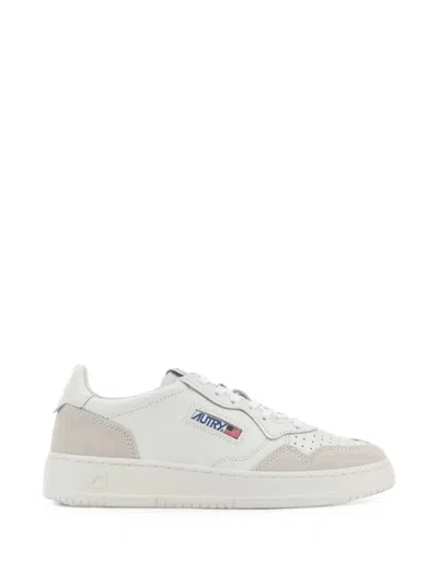 Autry Medalist Low Trainers In Smooth Calfskin With Contrast Details In White