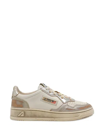 Autry Medalist Low Super Vintage Sneakers In Silver And Platinum Leather Shoes In Neutral