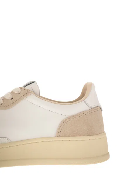 Autry Medalist Low - Leather Trainers In White/sand