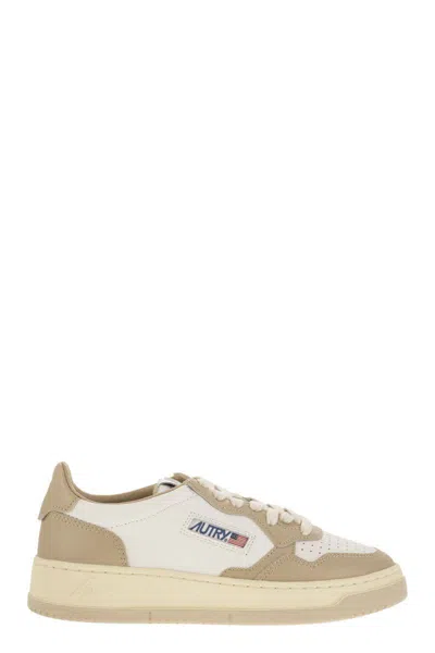 Autry Medalist Low - Two-tone Leather Sneakers In White/beige