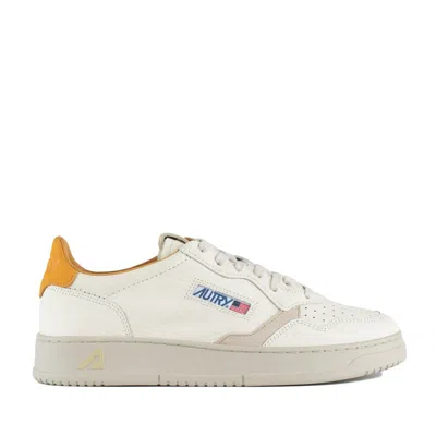 Autry Medalist Low Apricot And Sand Leather Sneakers In White, Yellow