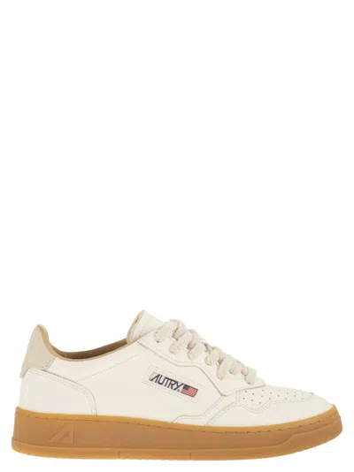 Autry Medalist Low Leather Sneakers With Gum Sole In Multi