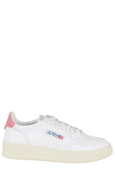 AUTRY AUTRY MEDALIST LOW ROUND TOE LEATHER SNEAKERS