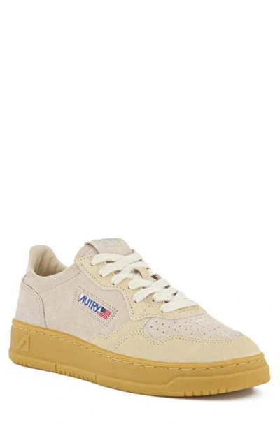 Autry Medalist Low Sneaker In Sand Ecru