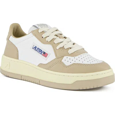 Autry Medalist Low Sneaker In Leather/leat White/white Pep
