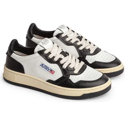 Autry Medalist Low Sneaker In White/black