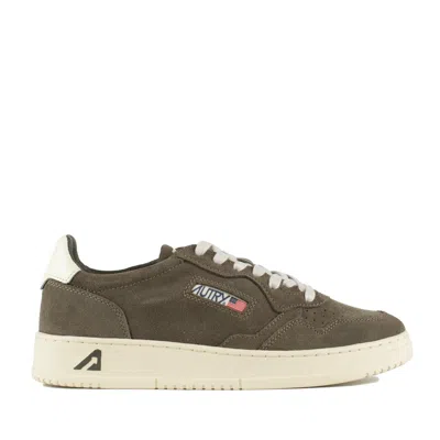 AUTRY AUTRY MEDALIST LOW SNEAKERS IN MISTLETOE SUEDE AND OFF WHITE