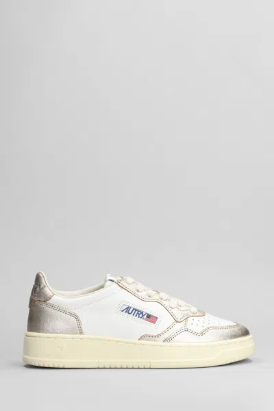 Autry Medalist Low Sneakers In Platinum Leather In Silver
