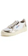 Autry Medalist Low Sneakers Leat/leat Platinum In Leat/leat Platinum