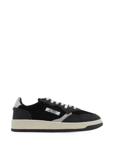 Autry Medalist Low Trainers In Smooth Calfskin With Perforated Toe In Black