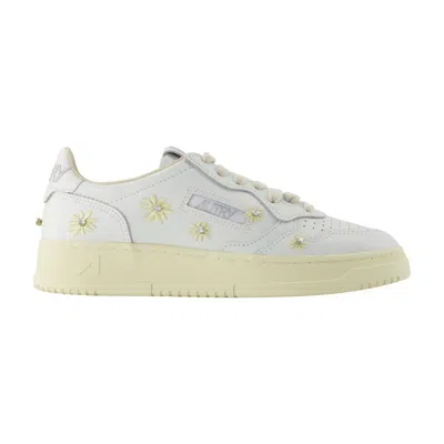 Autry Medalist Low Aulw Ew01 Sneakers Woman White In Neutral