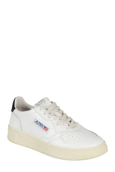 Autry Medalist Low Leather Sneakers In White