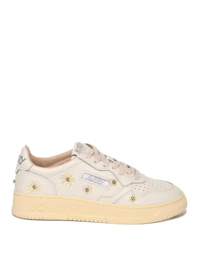 Autry Medalist Low Sneakers In Neutral